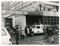 1976-2169 Actiegroepen uit het Oude Westen en Middelland voor het kantoor aan de Mauritsweg.
