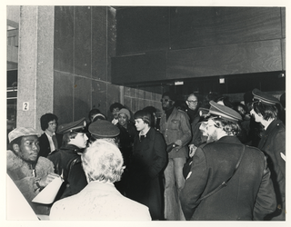 1976-2170 Actiegroepen uit het Oude Westen en Middelland in de hal van het kantoor aan de Mauritsweg.