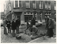 1976-2172 De straat wordt opgebroken om de gaslek te herstellen.