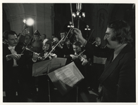 1976-2175 Burgemeester André van der Louw dirigeert een strijkje van leden van het Rotterdams Philharmonisch Orkest.