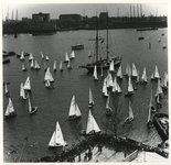 1976-372 Een zeilwedstrijd op de Maas bij de Veerhaven.