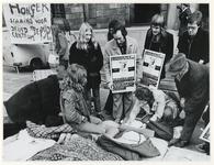 1976-378 Actiegroep tegen de onroerendgoedbelasting met een spandoek en een groep hongerstakers voor het behoud van het ...