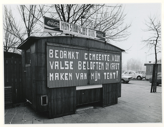1976-382 De patattent aan de Nieuwe Binnenweg achter hotel Huize Emma aan het Eendrachtsplein met het opschrift: ...