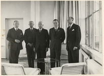 1976-4061 Prins Bernhard tijdens zijn bezoek aan de firma Van Nelle.