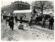 1976-734 De verhuizing met een verhuiswagen uit het jaar 1900 van de firma H. Vos getrokken door paarden.
