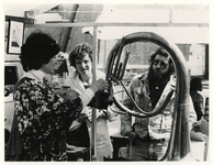 1976-741 Kijkers op de antiekmarkt.