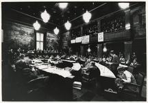 1976-746 Op de publieke tribune van de raadszaal hangen protestborden tegen de aankoop van de twee kantoortorens op het ...