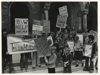 1976-754 Bewoners van de Proveniers- en Agniesebuurt met protestborden op de stoep van het stadhuis.