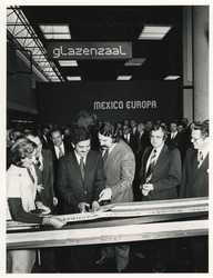 1976-780 De Mexicaanse minister Alejo knipt het lint door, met (rechts van hem) burgemeester André van der Louw en ...