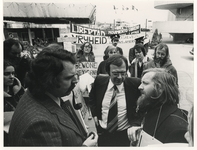 1976-781 Burgemeester André van der Louw (links) en minister Pronk (midden) in gesprek met een vertegenwoordiger van ...