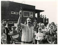 1976-784 Burgemeester André van der Louw geeft het startschot bij het gebouw van de Roeivereniging Nautilus.