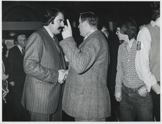 1976-852 Burgemeester André van der Louw (links) in gesprek op het stadhuis.