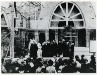 1977-118 De eerste steen voor de Rooms-Katholieke Sint-Willibrorduskerk aan de Beukelsdijk door de deken J.W. van Heeswijk.