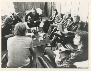 1977-1397 Burgemeester André van der Louw en wethouder Mastik in gesprek met de leerlingen.