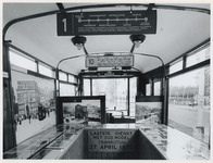 1977-1403 Om de aandacht te vestigen op het zestigjarig bestaan van het R.E.T. Mannenkoor in 1978 is in een ouder tram ...
