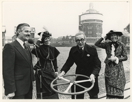 1977-1411 Wethouder Van der Pols draait de kraan van de fontein dicht.