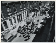 1977-1427 Een groep belangstellenden op weg door de Sint Mariastraat na de aankondiging van de bouw van het ...