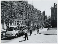 1977-1428 Een groep belangstellenden op weg door de Sint Mariastraat na de aankondiging van de bouw van het ...