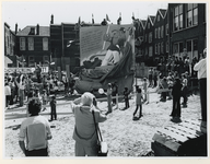 1977-1430 De onthulling van het bord met de aankondiging van de bouw van het bejaardenverzorgingstehuis De Leeuwenhoek ...