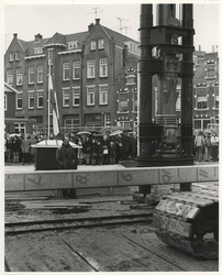 1977-1532 De heistelling met de eerste paal voor het nieuwe verzorgingshuis.