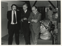 1977-1537 (Van links naar rechts) burgemeester André van der Louw, directeur A.M. Meijerman en R. Eysink, gedeputeerde ...