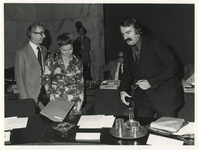 1977-1538 (Van links naar rechts) wethouder H. van der Pols, E.M.A. Schmitz en burgemeester André van der Louw.