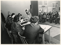 1977-1546 Burgemeester André van der Louw en wethouder Van der Have (rechts) achter de tafel met leden van het wijkorgaan.