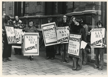 1977-1547 Demonstranten voor het Gerechtsgebouw aan de Noordsingel tijdens het proces tegen Joop Glimmerveen, de leider ...