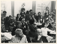 1977-1550 Bewoners van de Adelaarstraat bijeen in het gebouw Onesimus.
