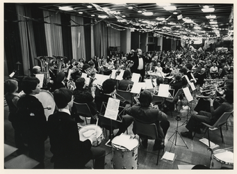 1977-1552 Het jeugdorkest concentreert in het kantoor aan het Delftseplein.
