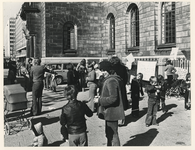 1977-1554 Bewoners van de Proveniersbuurt met bijbehorende kinderen doen spelletjes voor het stadhuis.
