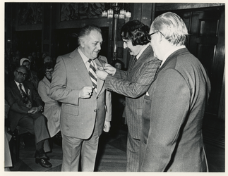 1977-1571 Burgemeester André van der Louw reikt een onderscheiding uit aan Piet Struyk, dirigent van het politiekoor ...
