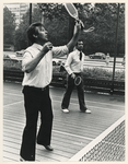 1977-1573 Op de opening van de tennisbaan speelt wethouder Roel den Dunnen een partij met Eddie Pieters Graafland, de ...