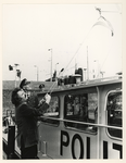 1977-1590 Burgemeester André van der Louw hijst een vlaggetje aan boord van één van de schepen.