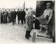 1977-1592 De heer Wassenaar onthult het beeldje op de stoep van het kantoor aan het Kleinpolderplein.