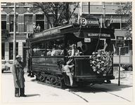 1977-1593 De versierde oudste elektrische tram met passagiers.