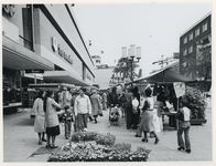 1977-1598 Een marktkraampje op het Binnenwegplein.