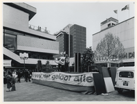 1977-1599 Een popgroep met religieuze inslag treedt op op het Binnenwegplein.