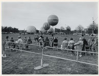 1977-1603 Ballons stijgen op van het terrein aan het Pompenburg.