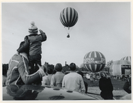 1977-1605 Ballons stijgen op van het terrein aan het Pompenburg.