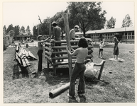1977-1657 Zwitserse jongeren bouwen een indianendorp voor de Speeltuinvereniging Het Westen aan de Spaanseweg.