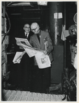 1977-2181 Marten Toonder (rechts en H.W. Appel, directeur van het NRC-Handelsblad, bekijken de kranten met de ...