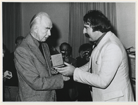1977-2183 Burgemeester André van der Louw overhandigt Marten Toonder de Wolfert van Borselenpenning in museum ...