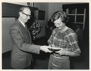 1977-2203 De heer J.B.F. van Hasselt, voorzitter van de Stichting De Laurenspenning, speldt mevrouw E.C. ...