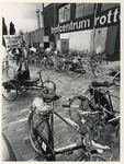 1977-2234 Gestalde fietsen bij het Trefcentrum.