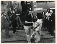 1977-2250 Burgemeester André van der Louw begroet de presidentsvrouw Hortensia Bussi Allende.