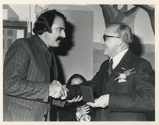 1977-2277 Burgmeester Van der Louw reikt de penning uit aan de heer B.P.M.M. Hoogeweegen, directeur van Hulstkamp.