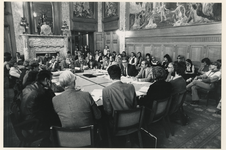 1977-2578 De werkgroep protesteert in een vergadering van de commissie Wijkaangelegenheden tegen de monopolypositie van ...