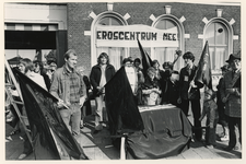 1977-2587 Bewoners van Feijenoord en het Noordereiland houden een rouwwake.