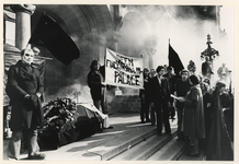 1977-2589 Tijdens de gemeentevergadering demonstreren bewoners tegen de vestiging van een Eroscentrum in het Poortgebouw.